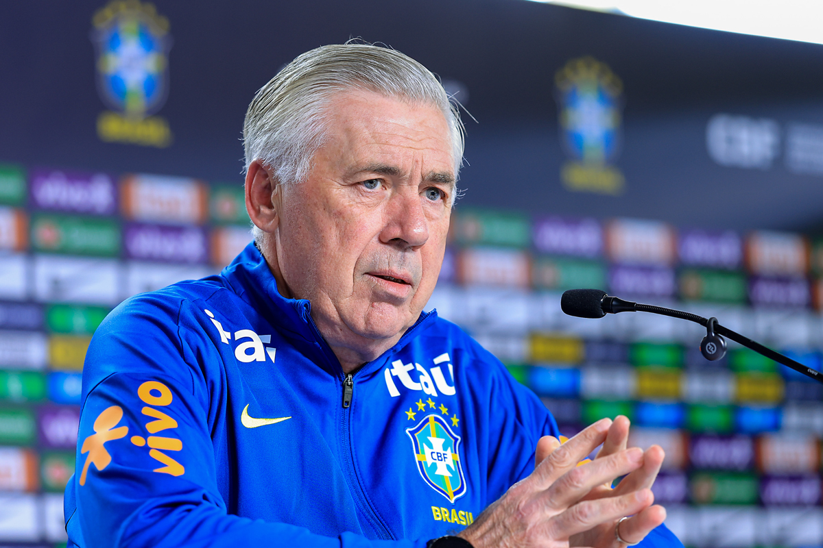 O técnico Carlo Ancelotti atende à mídia durante uma coletiva de imprensa da seleção brasileira de futebol no centro de treinamento da equipe, Granja Comary, em 03 de setembro de 2025, em Teresópolis, Brasil.