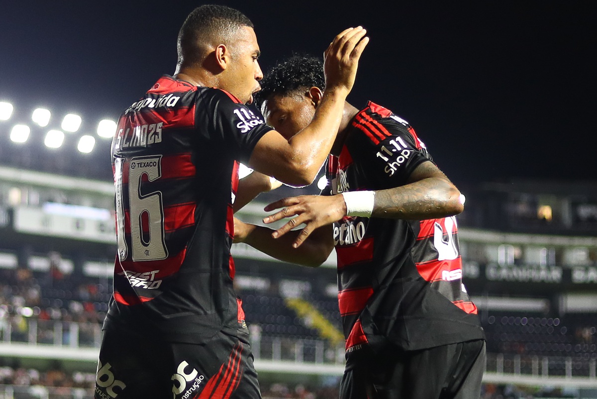 Samuel Lino e Plata se abraçam em comemoração de gol do Flamengo sobre o São Paulo