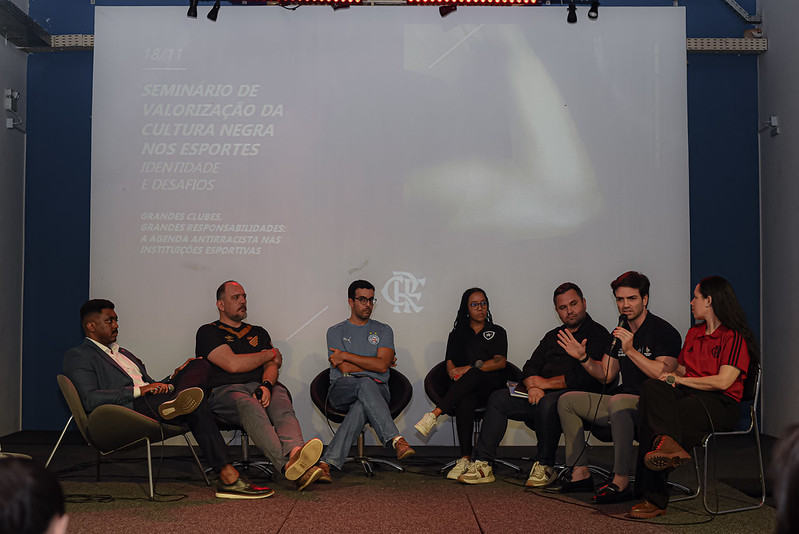 Representantes de Athletico, Bahia, Botafogo, Vasco, Atlético-MG e Flamengo durante o seminário Valorização da Cultura Negra nos Esportes: Identidade e Desafio”