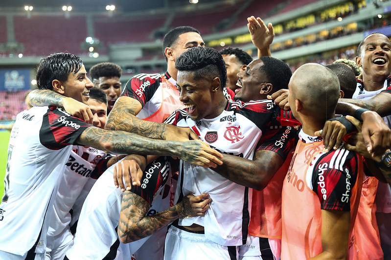 Douglas Telles "invísivel" na comemoração do seu primeir gol após ser rodeado pelos jogadores do Flamengo durante a comemoração na vitória sobre o Sport na Arena Pernambuco