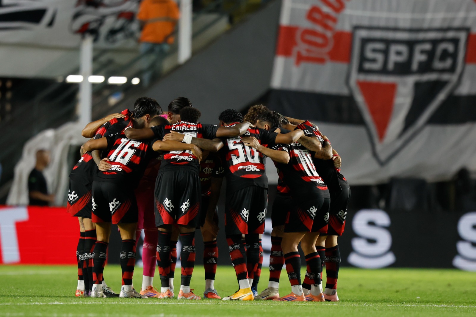 Jogadores do Flamengo se reúnem antes de uma partida entre São Paulo e Flamengo como parte do Brasileirão 2025 no Estádio Urbano Caldeira (Vila Belmiro) em 5 de novembro de 2025 em Santos, Brasil.