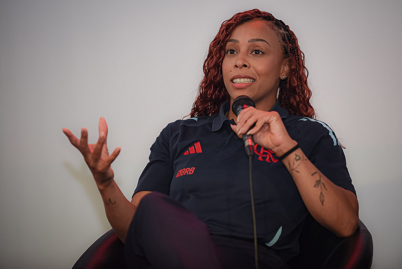 Lorran Oliveira fala durante o seminário do Flamengo