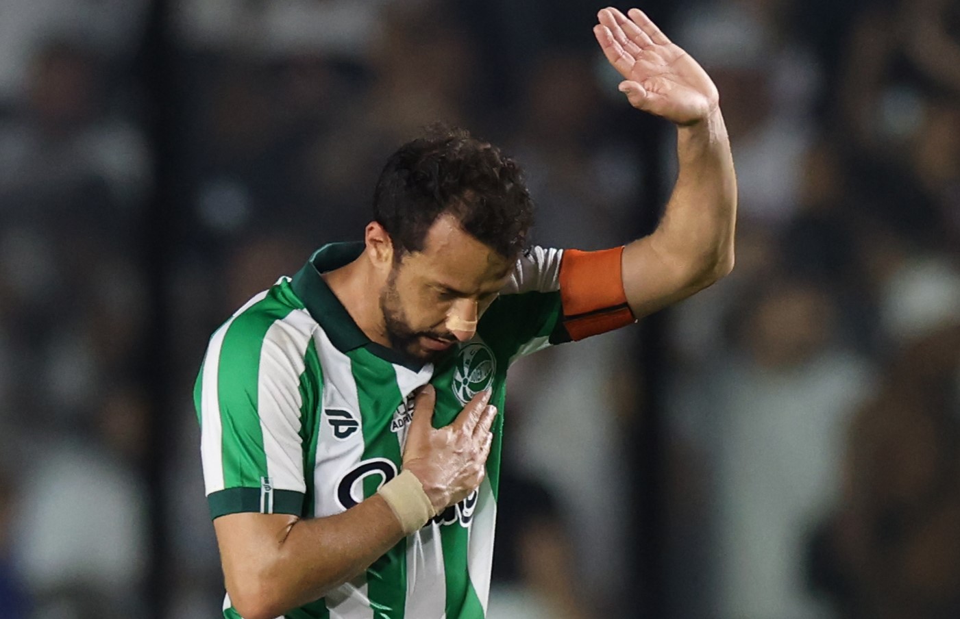 Nenê 'se desculpa' com torcedores do Vasco após marcar pelo Juventude em São Januário