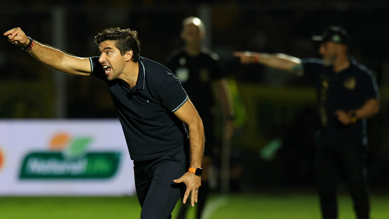 Abel Ferreira, técnico do Palmeiras, gesticulando para seus jogadores durante partida contra Mirassol, pelo Brasileirão