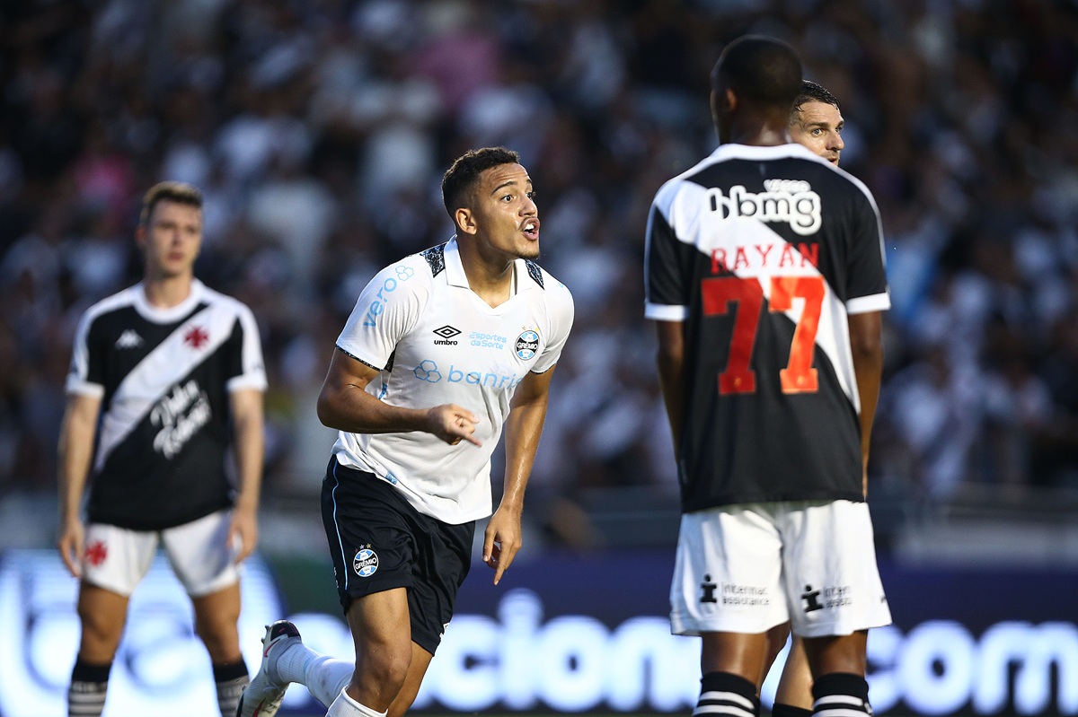 Gustavo Martins, do Grêmio, gesticula para o banco de reservas enquanto comemora gol sobre o Vasco