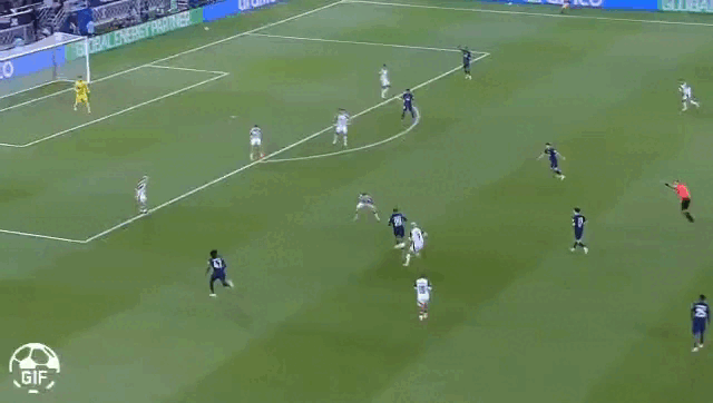 Barcola finaliza de esquerda, bola desvia em Cebolinha e passa perto do gol