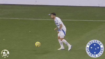 Arroyo, de cabeça, abriu o placar para o Cruzeiro sobre o Corinthians