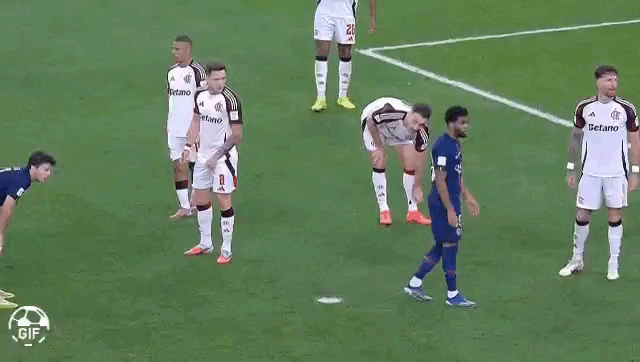 João Neves finaliza após jogada ensaiada em cobrança de escanteio e Rossi encaixa