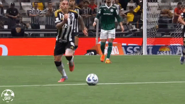 Carrinho de Piquerez que levou à expulsão em Atlético-MG 0x3 Flamengo