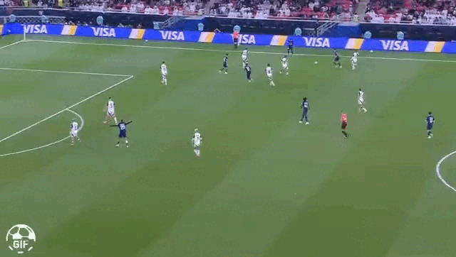 Dembelé dribla dentro da área e finaliza de perna direita, bola vai para fora