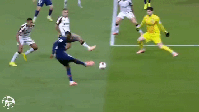 Cruzamento de Dembelé passa de Rossi e chega a Marquinhos, mas zagueiro finaliza mal e contra a direção do gol