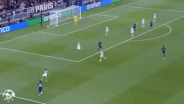 Ndjantou finalizaa forte de fora da área, para fora