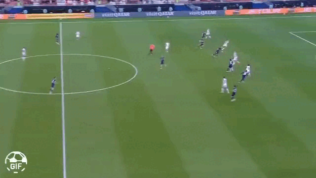 Plata domina cara a cara, dá chapéu no defensor e finaliza para fora