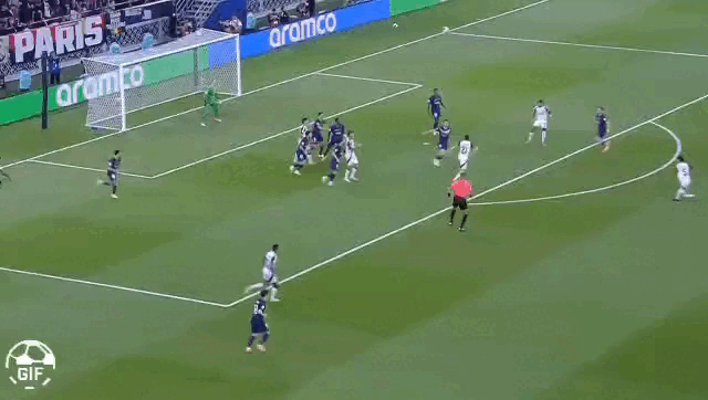 Pulgar domina no peito e finaliza de perna direita da entrada da área, mas Safonov faz a defesa