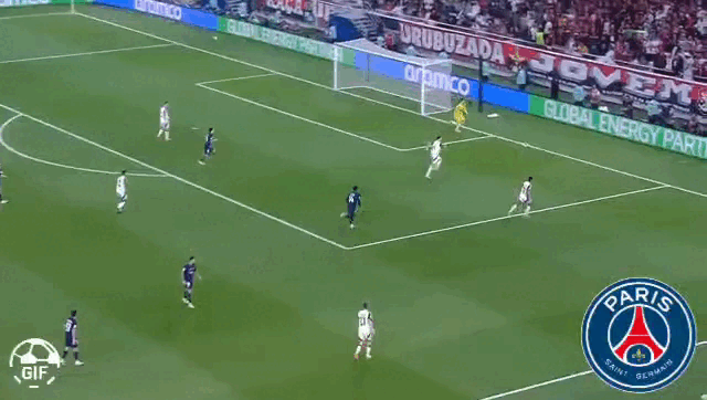 Arrascaeta toca errado, Rossi tenta salvar, mas bola fica com PSG e Fabián Ruiz marca com gol aberto, mas VAR aponta saída de bola e anula o gol