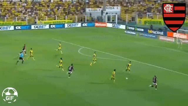 Douglas Telles aproveita rebote e abre o placar para o Flamengo contra o Mirassol