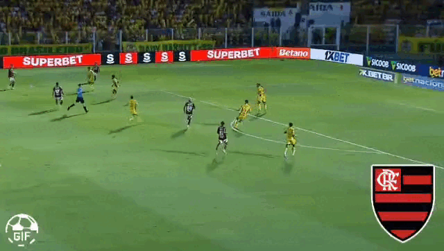 Guilherme chuta de fora da área, bola bate no travessão e quica dentro do gol do Mirassol