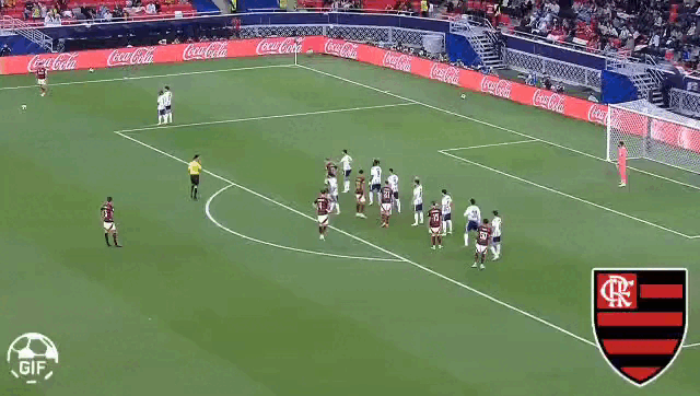 Carrascal cobra falta do lado esquerdo e encontra Léo Pereira entre os zagueiros no primeiro pau; zagueiro cabeceia quase no ângulo direito do goleiro