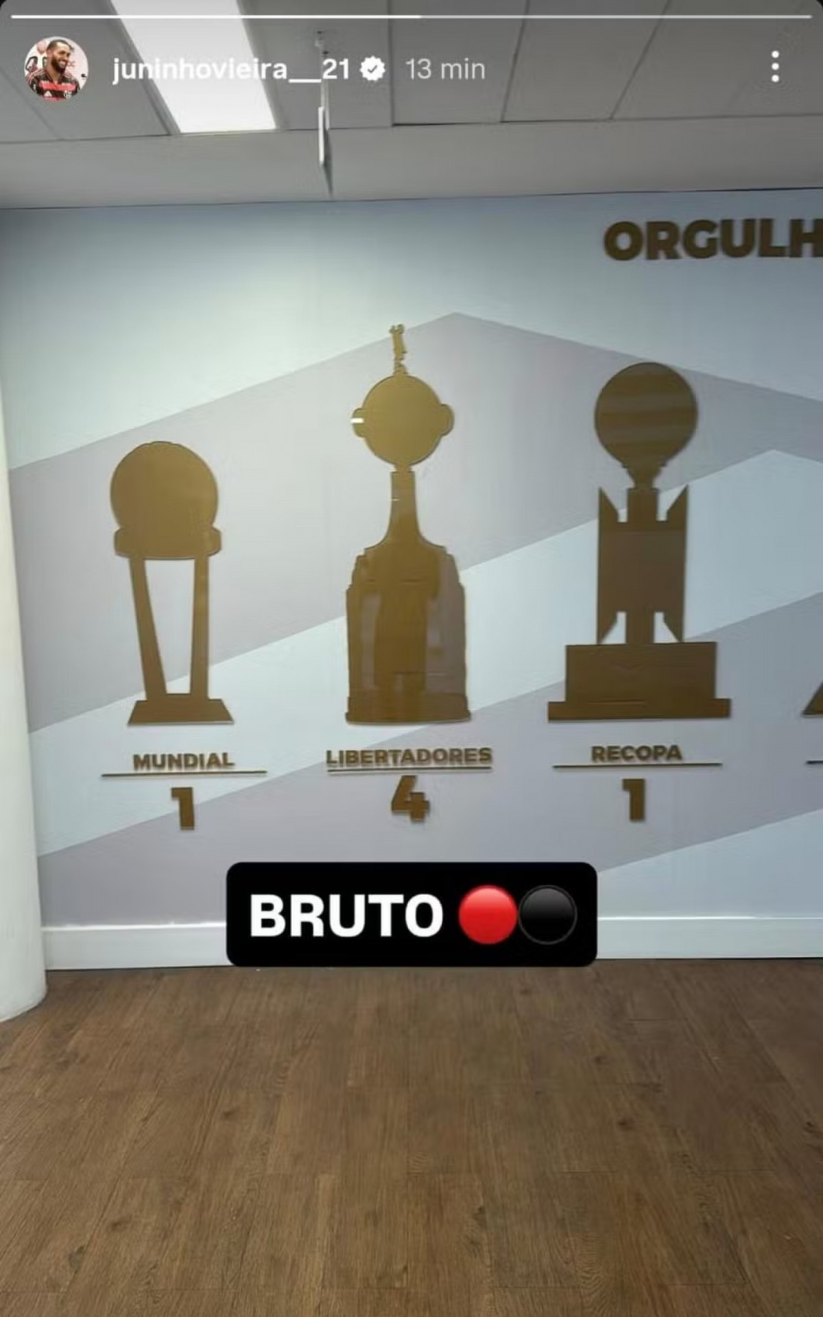 Foto da parede do CT do Flamengo já atualizada com 4 Libertadores