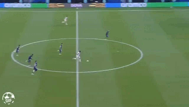 Plata puxa contra-ataque e toca para Pedro, mas finalização do Camisa 9 desvia e vai para fora