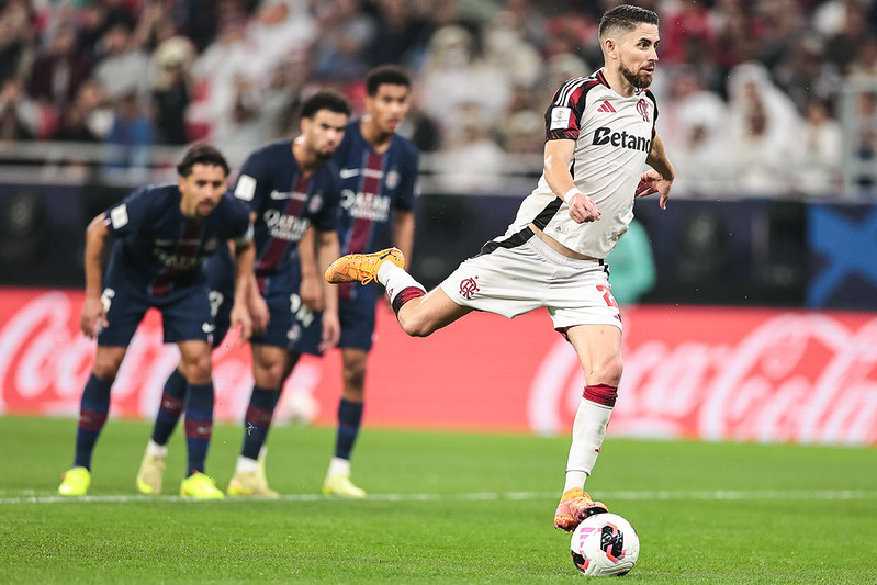 Jorginho dá último passo característico para a cobrança de pênalti do gol sobre o PSG