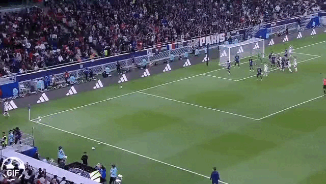 Pulgar sobe completamente livre em cobrança de escanteio, mas cabeceio vai para fora por pouco