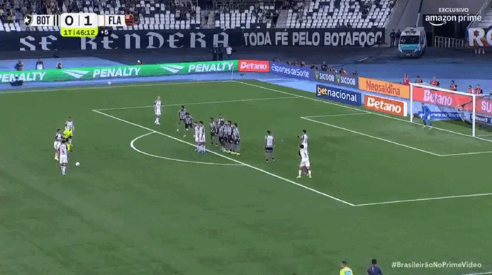 Léo Pereira cobra falta com primor e faz Flamengo 2x0 Botafogo