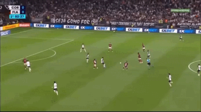 Pedro toca para Paquetá, que ajeita o corpo e finaliza de perna esquerda no canto de Hugo Souza