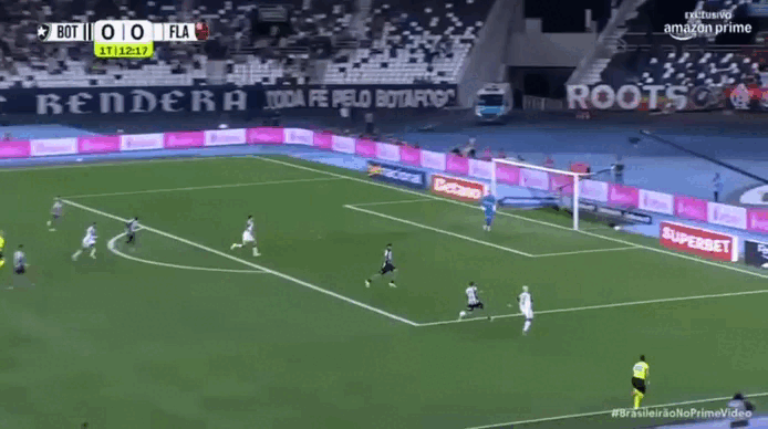 Smauel Lino aproveita sobra vinda de Varela, enche o pé; bola desvia em Bastos e mata goleiro Raúl: Flamengo 1x0 Botafogo