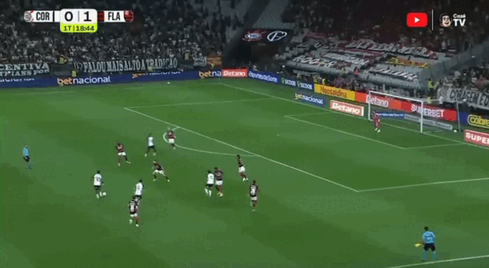 Yuri Alberto, livre na área, recebe cruzamento de Bidu e marca com o gol vazio