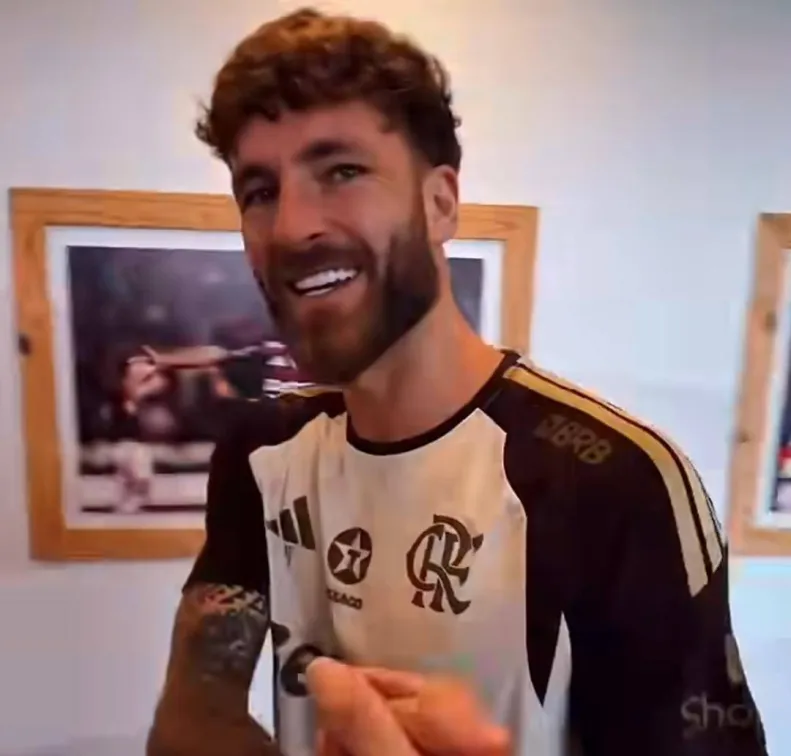 Vídeo: De arrepiar! Léo Pereira é recebido sob aplausos e abraços no Flamengo após convocação