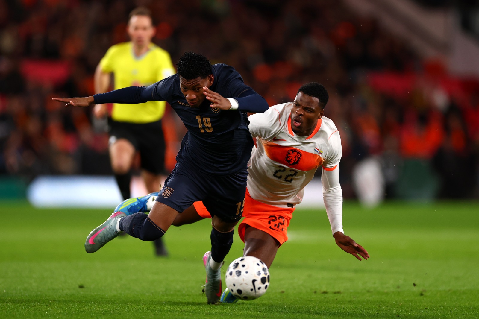 Plata 'amassa' Holanda: atacante do Flamengo causa expulsão e sofre pênalti